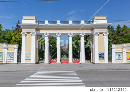 【ウクライナ】ハルキウ市内の道路に面した公園の門 115112522