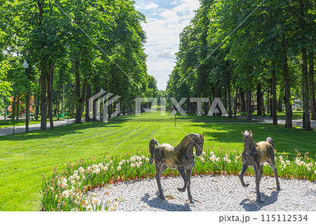 【ウクライナ】ハルキウ市内にある遊園地の緑に囲まれた芝生広場に置かれた2頭の馬の銅像 115112534