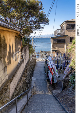 石階段から見える稚児ヶ淵 115112773