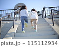 階段を上る子どもたち 115112934