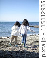 海辺で遊ぶ子どもたち 115112935