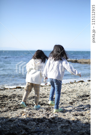 海辺で遊ぶ子どもたち 海辺で遊ぶ子どもたち 115112935