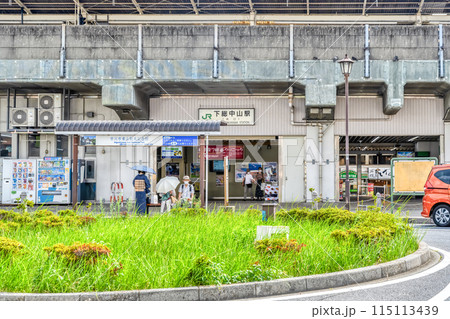 千葉県船橋市の都市風景　下総中山駅 115113439