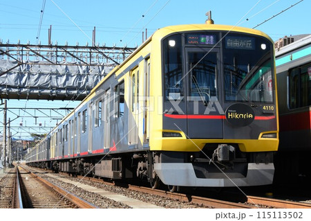 車両基地に停車する東急電鉄5050系4000番台（快急/自由が丘表示） 115113502
