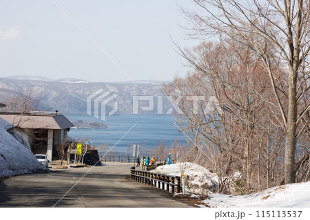 秋田県側から見る冬の十和田湖 115113537