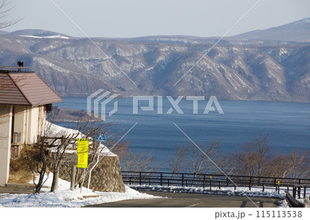春の十和田湖湖畔路（秋田県側） 115113538