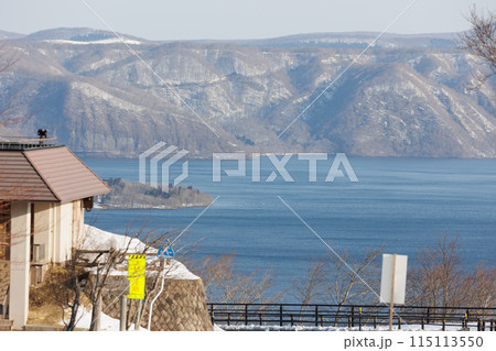 発荷峠展望台と春の十和田湖（秋田県） 115113550