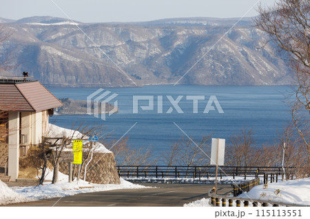 発荷峠と春の十和田湖（秋田県） 115113551