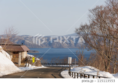 発荷峠展望台と春の十和田湖（秋田県） 115113553