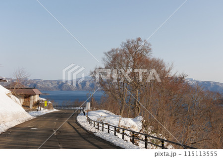 発荷峠展望台と春の十和田湖（秋田県） 115113555
