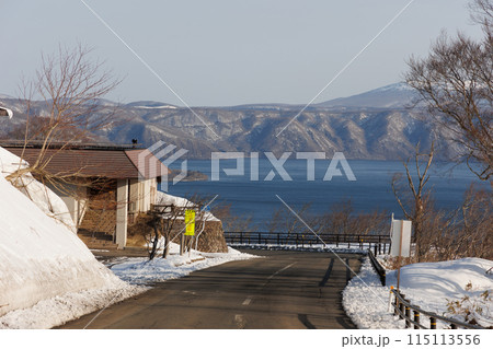 発荷峠展望台と春の十和田湖（秋田県） 115113556