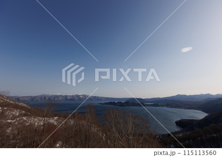 発荷峠展望台と春の十和田湖（秋田県） 115113560