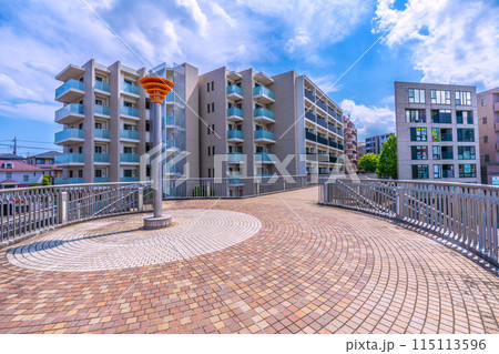 日本の横浜都市景観 横浜市営地下鉄グリーンライン 北山田駅前などを望む 日本の横浜都市景観 横浜市営地下鉄グリーンライン 北山田駅前などを望む 115113596