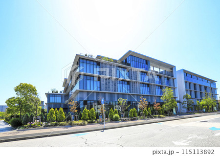 緑豊かなキングスカイフロントの島津製作所とRGB3 緑豊かなキングスカイフロントの島津製作所とRGB3 115113892