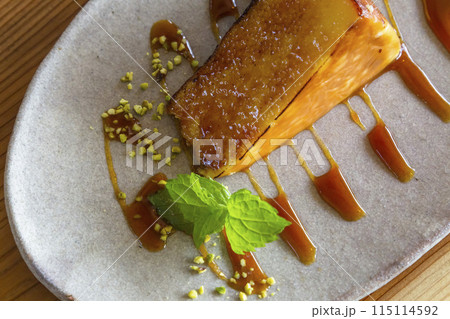 オシャレなカフェのベイクドチーズケーキ 115114592