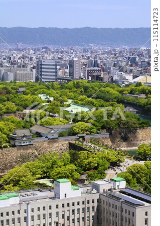 大阪城公園、タワマンのラウンジから望む新緑の大阪城、初夏、夏、春、大阪城、大坂観光、晴天の大阪城 大阪城公園、タワマンのラウンジから望む新緑の大阪城、初夏、夏、春、大阪城、大坂観光、晴天の大阪城 115114723