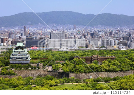 大阪城公園、タワマンのラウンジから望む新緑の大阪城、初夏、夏、春、大阪城、大坂観光、晴天の大阪城 大阪城公園、タワマンのラウンジから望む新緑の大阪城、初夏、夏、春、大阪城、大坂観光、晴天の大阪城 115114724