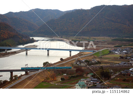 吉井川を渡る山陽本線103系電車・115系電車（岡山地区） 115114862