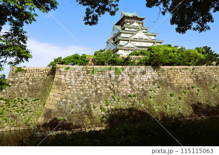 大阪城、春、夏、初夏、秋、タワマンのラウンジから望む新緑の大阪城、大阪城公園、大阪観光、関西観光 大阪城、春、夏、初夏、秋、タワマンのラウンジから望む新緑の大阪城、大阪城公園、大阪観光、関西観光 115115063