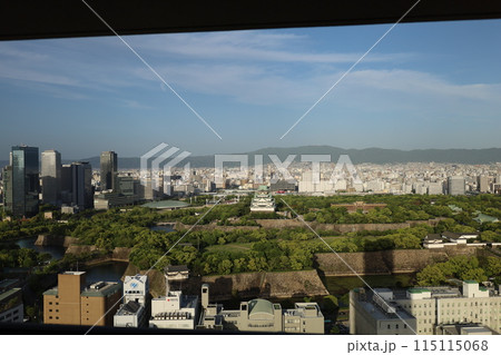 大阪城、春、夏、初夏、秋、タワマンのラウンジから望む新緑の大阪城、大阪城公園、大阪観光、関西観光 115115068