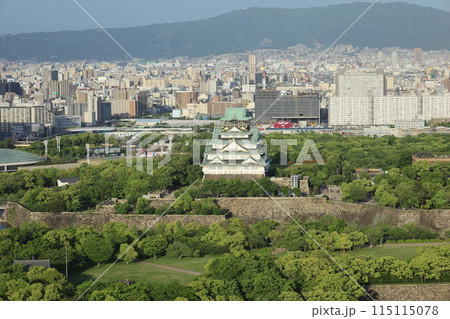 大阪城、春、夏、初夏、秋、タワマンのラウンジから望む新緑の大阪城、大阪城公園、大阪観光、関西観光 115115078