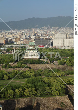 大阪城、春、夏、初夏、秋、タワマンのラウンジから望む新緑の大阪城、大阪城公園、大阪観光、関西観光 大阪城、春、夏、初夏、秋、タワマンのラウンジから望む新緑の大阪城、大阪城公園、大阪観光、関西観光 115115097