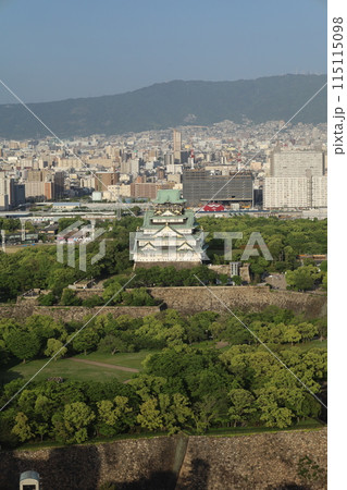 大阪城、春、夏、初夏、秋、タワマンのラウンジから望む新緑の大阪城、大阪城公園、大阪観光、関西観光 115115098