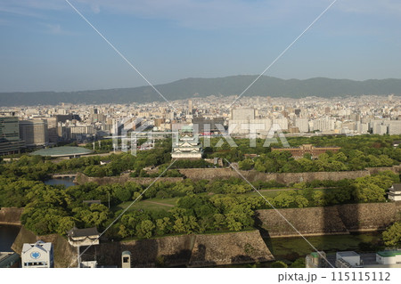 大阪城、春、夏、初夏、秋、タワマンのラウンジから望む新緑の大阪城、大阪城公園、大阪観光、関西観光 大阪城、春、夏、初夏、秋、タワマンのラウンジから望む新緑の大阪城、大阪城公園、大阪観光、関西観光 115115112