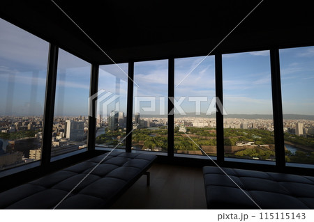 大阪城、春、夏、初夏、秋、タワマンのラウンジから望む新緑の大阪城、大阪城公園、大阪観光、関西観光 大阪城、春、夏、初夏、秋、タワマンのラウンジから望む新緑の大阪城、大阪城公園、大阪観光、関西観光 115115143