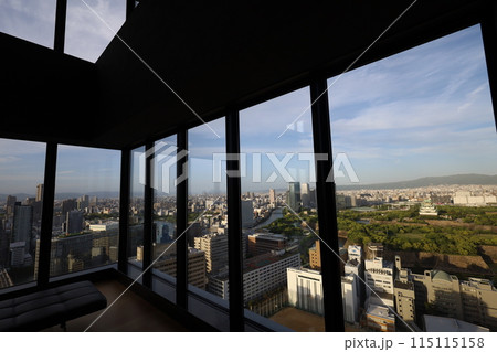 大阪城、春、夏、初夏、秋、タワマンのラウンジから望む新緑の大阪城、大阪城公園、大阪観光、関西観光 大阪城、春、夏、初夏、秋、タワマンのラウンジから望む新緑の大阪城、大阪城公園、大阪観光、関西観光 115115158