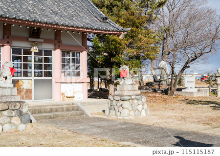 【関西本線】神社の裏を通過する貨物列車 【関西本線】神社の裏を通過する貨物列車 115115187