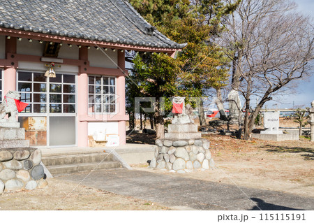 【関西本線】神社の裏を通過する貨物列車 115115191
