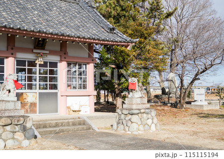 【関西本線】神社の裏を通過する普通列車 115115194