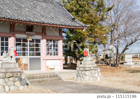 【関西本線】神社の裏を通過する普通列車 115115196
