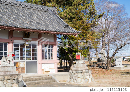 【関西本線】神社の裏を通過する特急列車 【関西本線】神社の裏を通過する特急列車 115115198