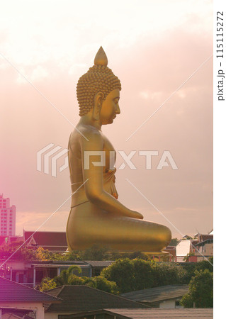 タイ・バンコクの寺院「ワット・パクナム・パーシーチャルン）」の巨大仏像 115115272