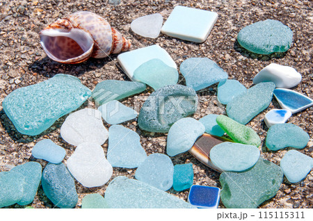 シーグラスと巻貝とタイル 115115311