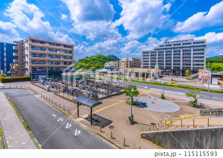 日本の横浜都市景観 横浜市営地下鉄グリーンライン 北山田駅や横浜国際プールなどを望む 115115593