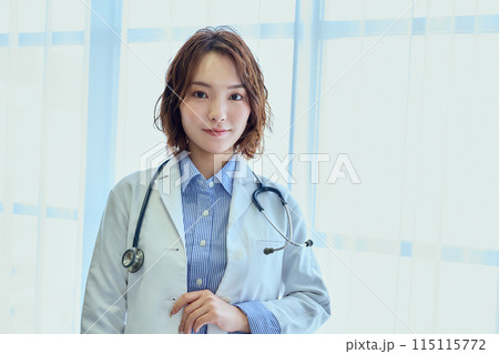 窓越しに立つ女性医師 窓越しに立つ女性医師 115115772