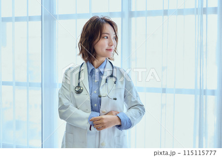 窓越しに立つ女性医師 窓越しに立つ女性医師 115115777