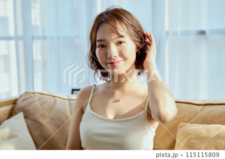 ソファに座ってくつろぐ女性 ソファに座ってくつろぐ女性 115115809