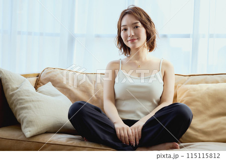 ソファに座ってくつろぐ女性 115115812