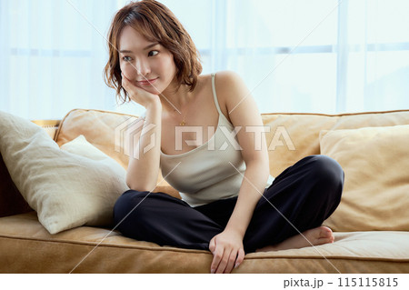 ソファに座ってくつろぐ女性 ソファに座ってくつろぐ女性 115115815