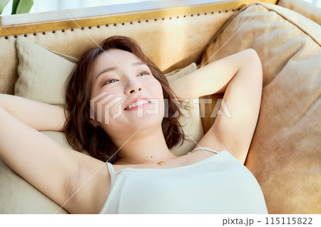 ソファにに寝そべってくつろぐ女性 ソファにに寝そべってくつろぐ女性 115115822