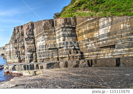 山口県萩市須佐高山北海岸に位置する国指定名勝「須佐ホルンフェルス」。変成岩の地層が間近で見られる。  115115870