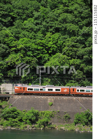 新緑の伯備線を駆け抜ける273系新型特急やくも_2024/5/17撮影 新緑の伯備線を駆け抜ける273系新型特急やくも_2024/5/17撮影 115115882