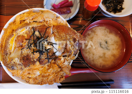 ボリューミーな食堂のかつ丼 115116016