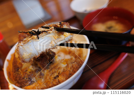 ボリューミーな食堂のかつ丼 115116020