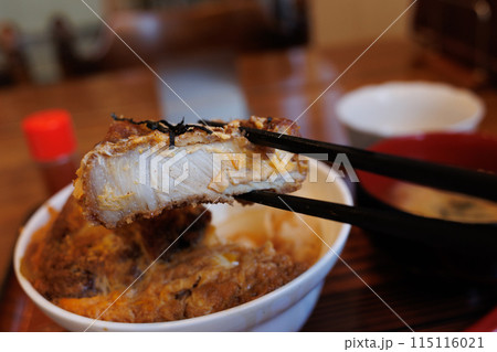 ボリューミーな食堂のかつ丼 115116021