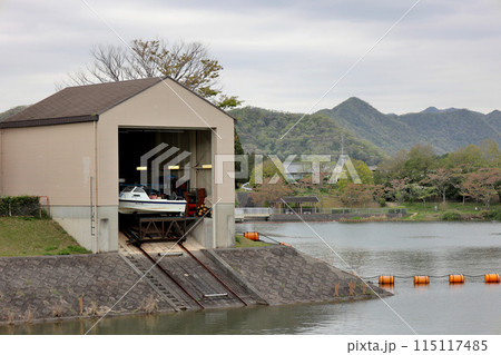 千丈寺湖と青野ダム管理所のボート格納庫 115117485